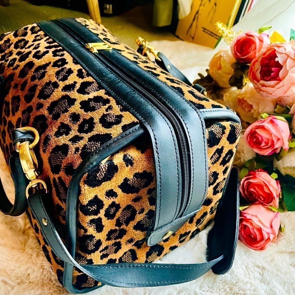 ♥️ Travel bag, vintage carry on, in Leopard 🐆 print. Gevive by boyt. - Picture 4 of 13